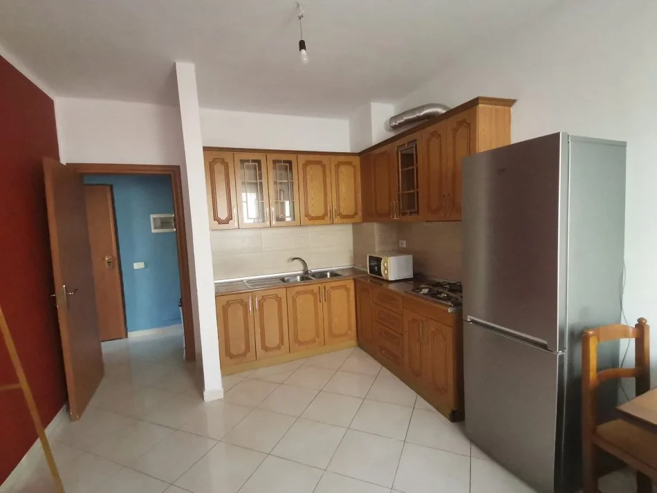 Tirane, jepet me qera apartament 1+1+Ballkon Kati 4, 70 m² 400 € (Selite)
