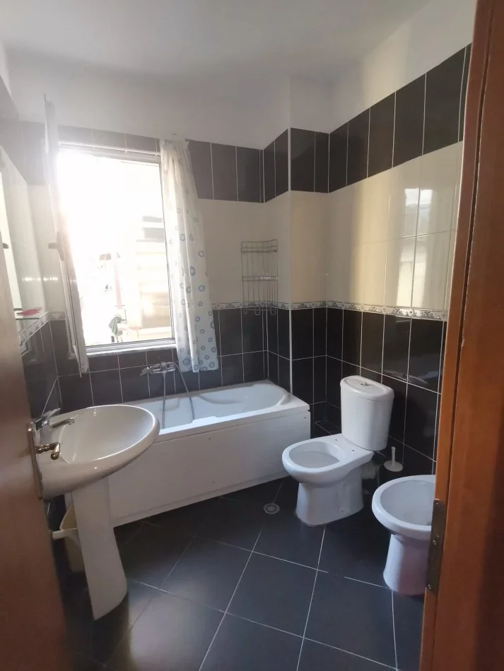 Tirane, jepet me qera apartament 1+1+Ballkon Kati 4, 70 m² 400 € (Selite)