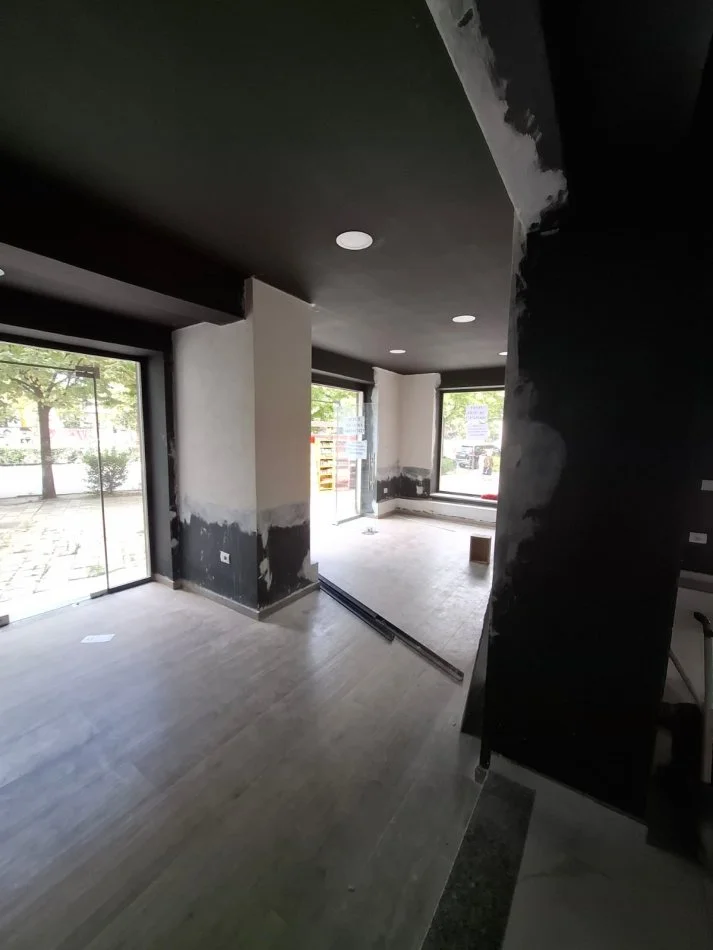 Tirane, jepet me qera dyqan Kati 0, 80 m² 2.600 € (Muhamed Gjollesha)