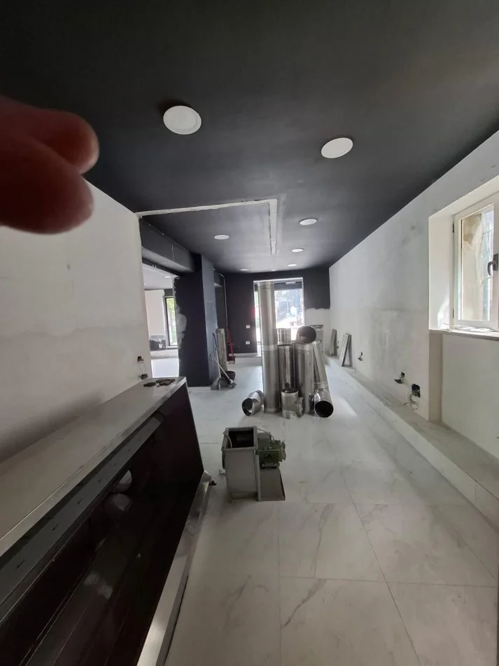 Tirane, jepet me qera dyqan Kati 0, 80 m² 2.600 € (Muhamed Gjollesha)