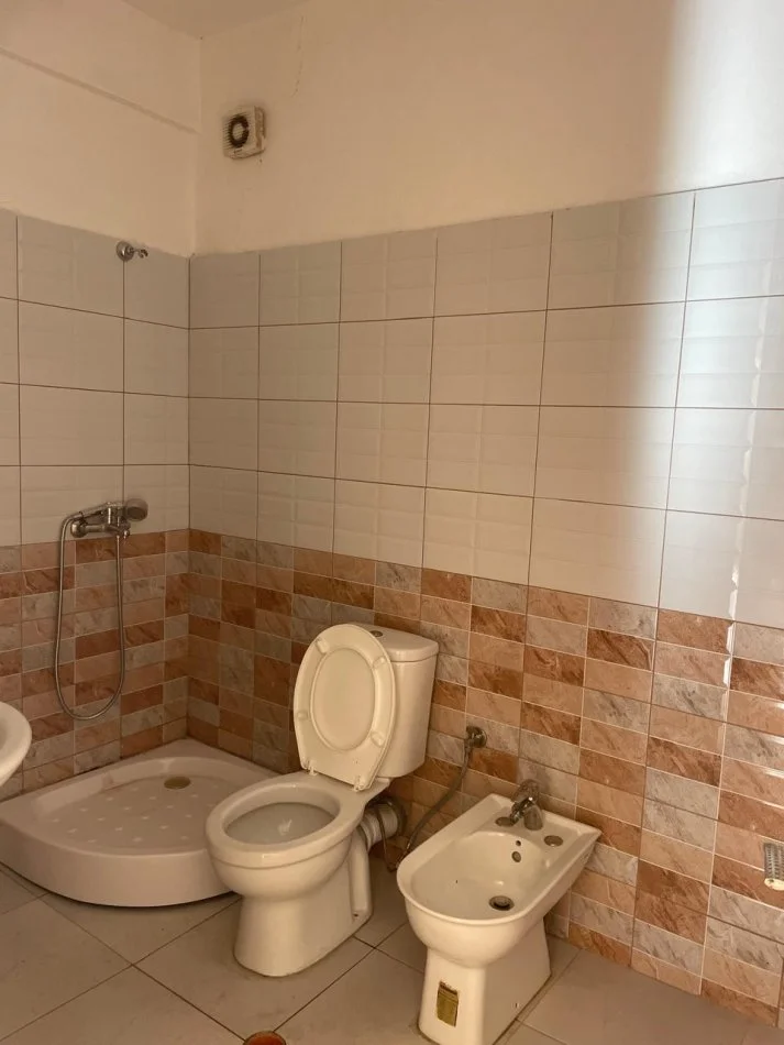 Tirane, jepet me qera apartament 2+1 , 80 m² 350 € (Yzberisht)