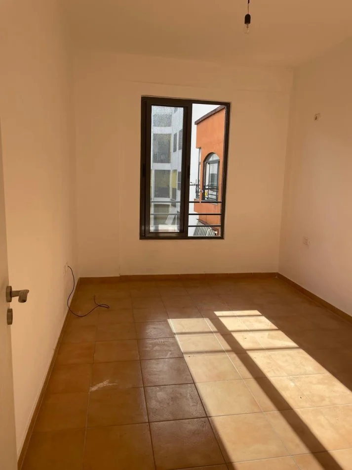 Tirane, jepet me qera apartament 2+1 , 80 m² 350 € (Yzberisht)