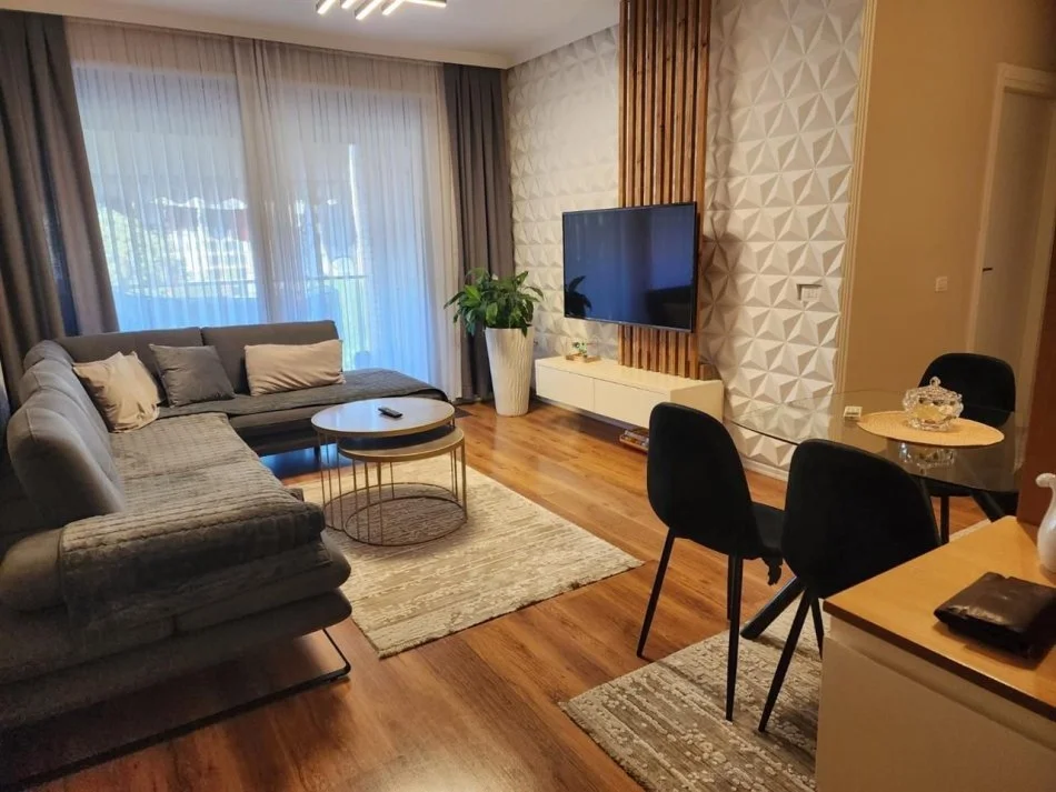 Tirane, jepet me qera apartament 2+1 Kati 3, 85 m² 800 € (Fiori Di Bosco)