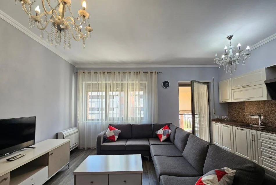 Tirane, jepet me qera apartament 3+1+Ballkon Kati 7, 130 m² 1.000 € (Kompleksi Delijorgji)