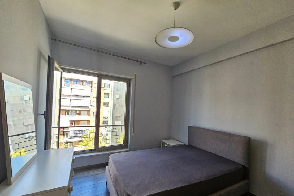 Tirane, jepet me qera apartament 3+1+Ballkon Kati 7, 130 m² 1.000 € (Kompleksi Delijorgji)