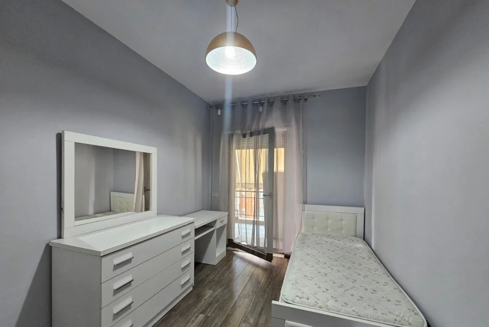 Tirane, jepet me qera apartament 3+1+Ballkon Kati 7, 130 m² 1.000 € (Kompleksi Delijorgji)