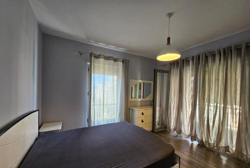 Tirane, jepet me qera apartament 3+1+Ballkon Kati 7, 130 m² 1.000 € (Kompleksi Delijorgji)