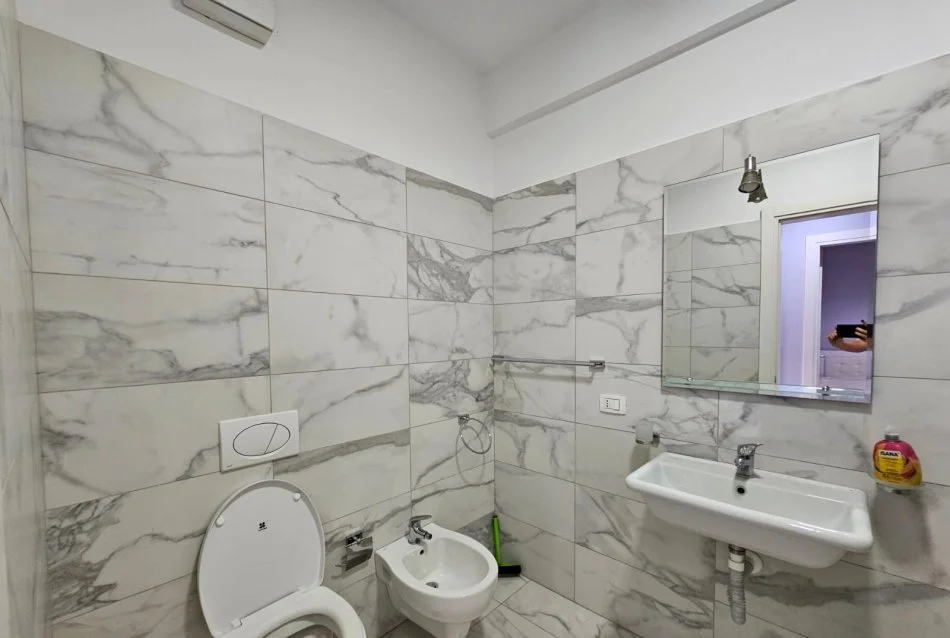 Tirane, jepet me qera apartament 3+1+Ballkon Kati 7, 130 m² 1.000 € (Kompleksi Delijorgji)
