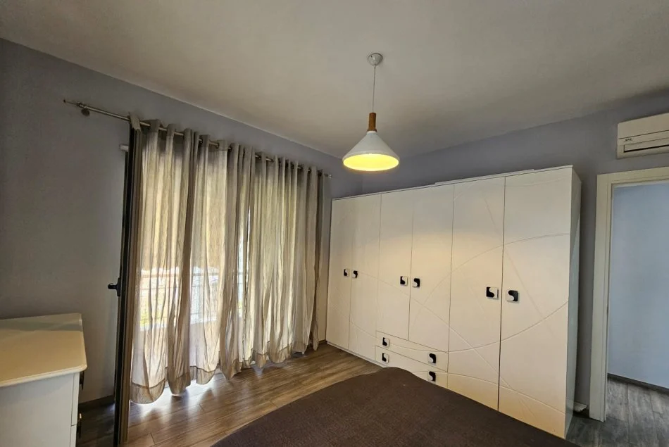 Tirane, jepet me qera apartament 3+1+Ballkon Kati 7, 130 m² 1.000 € (Kompleksi Delijorgji)