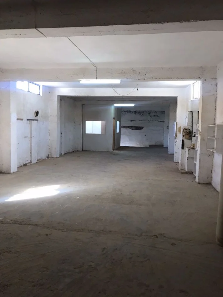 Tirane, jepet me qera magazine Kati 1, 350 m² 950 € (Siri kodra)