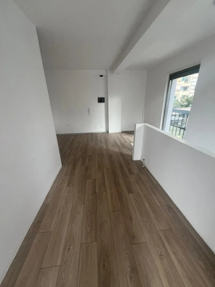 Tirane, jepet me qera zyre Kati 1, 140 m² 2.500 € (RRUGA KAVAJES)