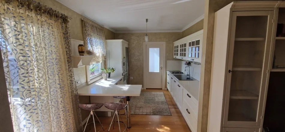 Tirane, jap me qera apartament 2+1 Kati 7, 122 m² 850 € (Bulevardi Zhan Dark)