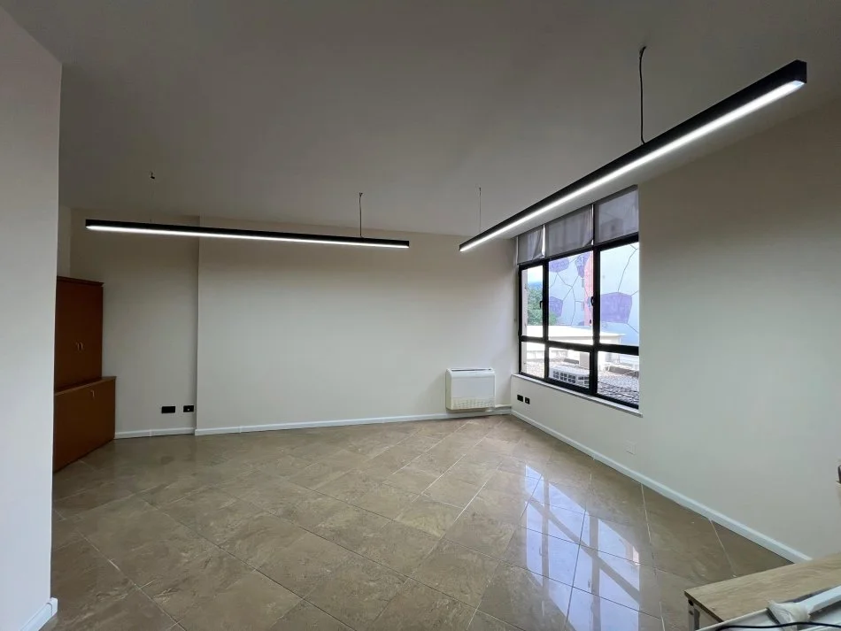 Tirane, jepet me qera zyre Kati 2, 200 m² 4.500 € (RTSH)