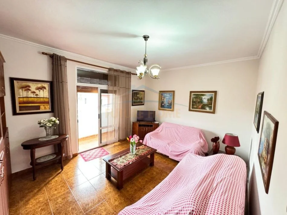 Tirane, jepet me qera apartament 2+1+Ballkon Kati 4, 75 m² 500 € (shkolla e kuqe)