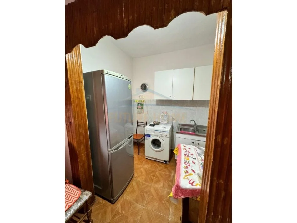 Tirane, jepet me qera apartament 2+1+Ballkon Kati 4, 75 m² 500 € (shkolla e kuqe)