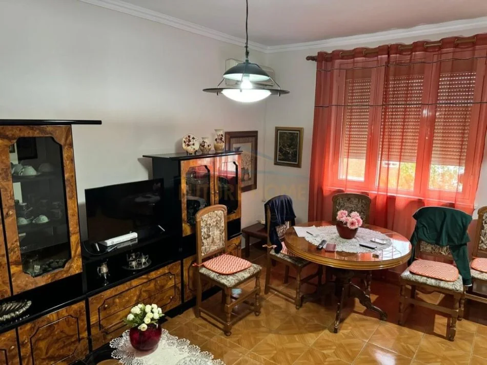 Tirane, jepet me qera apartament 2+1+Ballkon Kati 4, 75 m² 500 € (shkolla e kuqe)