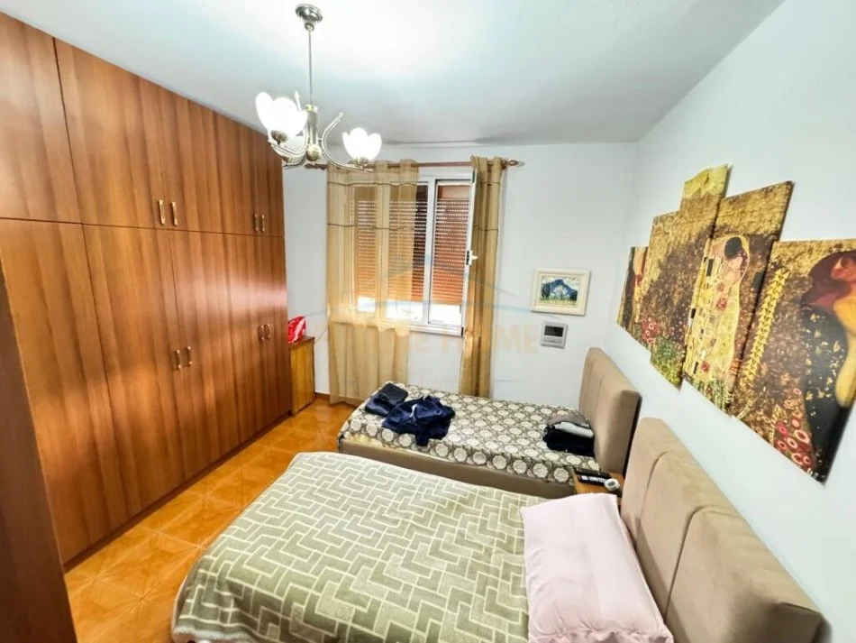 Tirane, jepet me qera apartament 2+1+Ballkon Kati 4, 75 m² 500 € (shkolla e kuqe)