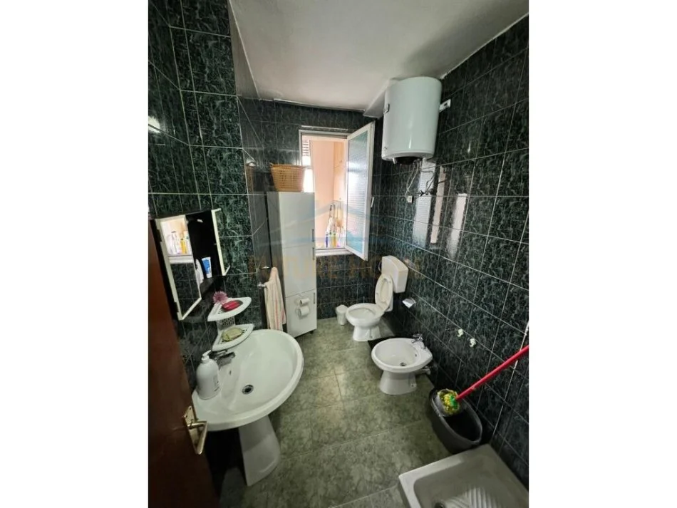 Tirane, jepet me qera apartament 2+1+Ballkon Kati 4, 75 m² 500 € (shkolla e kuqe)