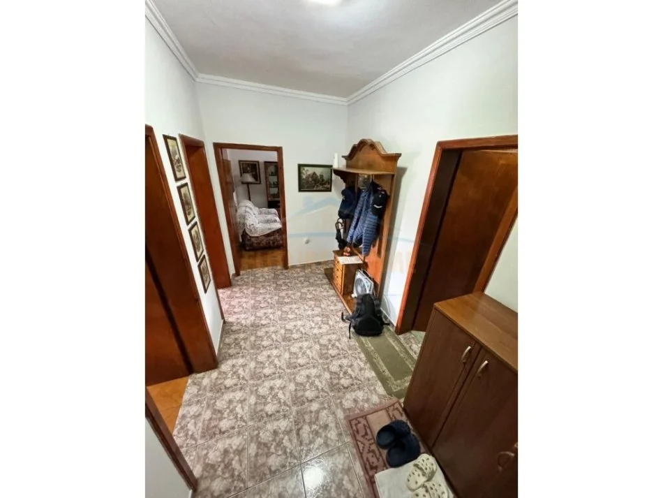 Tirane, jepet me qera apartament 2+1+Ballkon Kati 4, 75 m² 500 € (shkolla e kuqe)