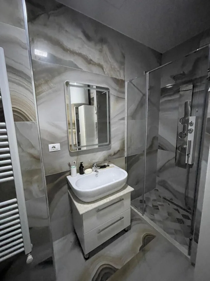 Tirane, jepet me qera apartament 2+1 Kati 13, 2.200 € 