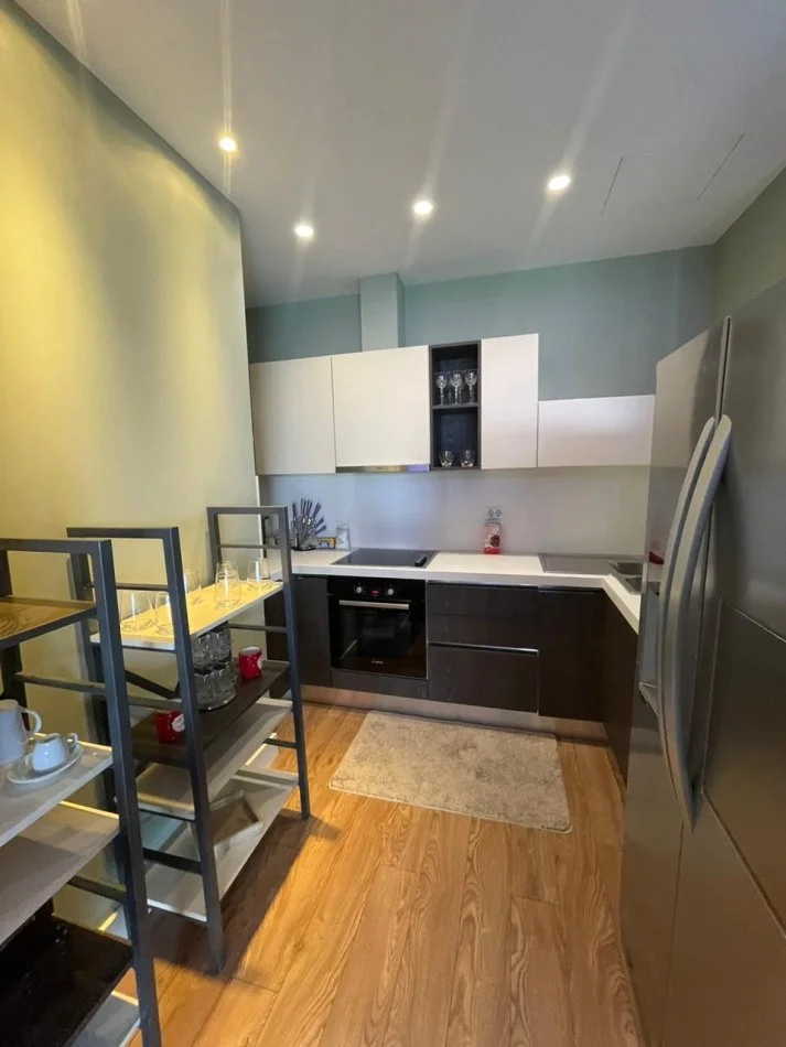 Tirane, jepet me qera apartament 2+1 Kati 13, 2.200 € 