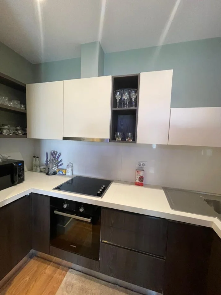 Tirane, jepet me qera apartament 2+1 Kati 13, 2.200 € 