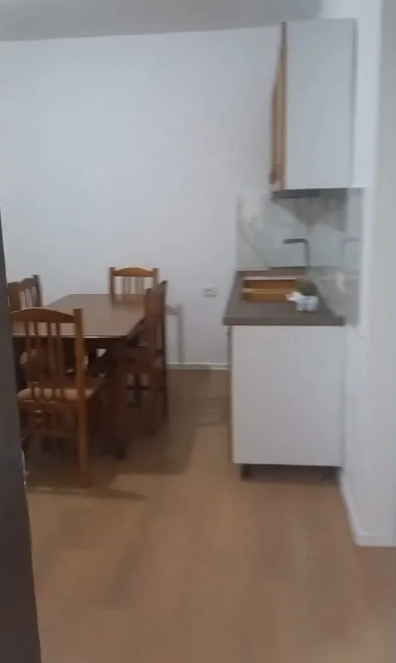 Tirane, jap me qera apartament 1+1 Kati 1, 50 m² 410 € (jusuf vrioni)
