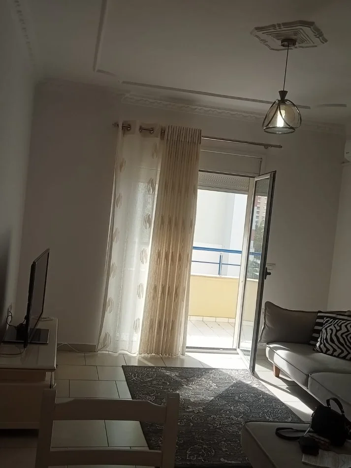 Vlore, jepet me qera apartament 1+1+Ballkon Kati 4, 69 m² 300 € (Transballkanike) RV45425