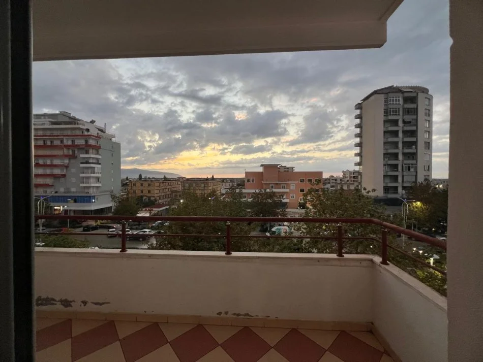 Vlore, jepet me qera apartament 2+1+Ballkon Kati 4, 110 m² 250 € (Transballkanike) rv45364