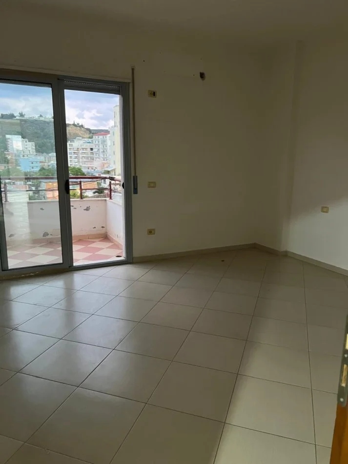 Vlore, jepet me qera apartament 2+1+Ballkon Kati 4, 110 m² 250 € (Transballkanike) rv45364