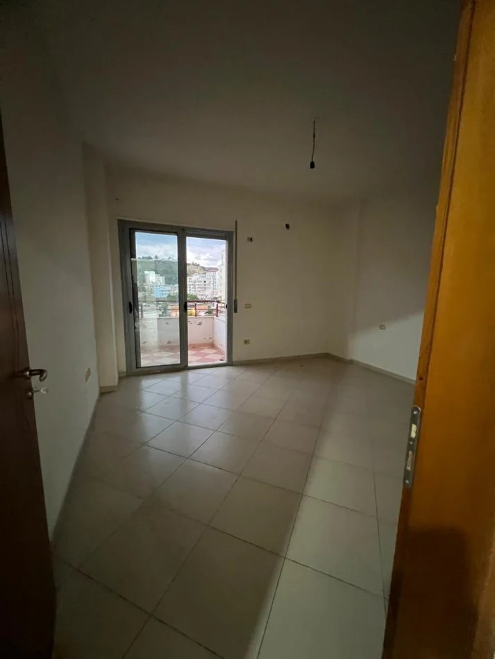 Vlore, jepet me qera apartament 2+1+Ballkon Kati 4, 110 m² 250 € (Transballkanike) rv45364