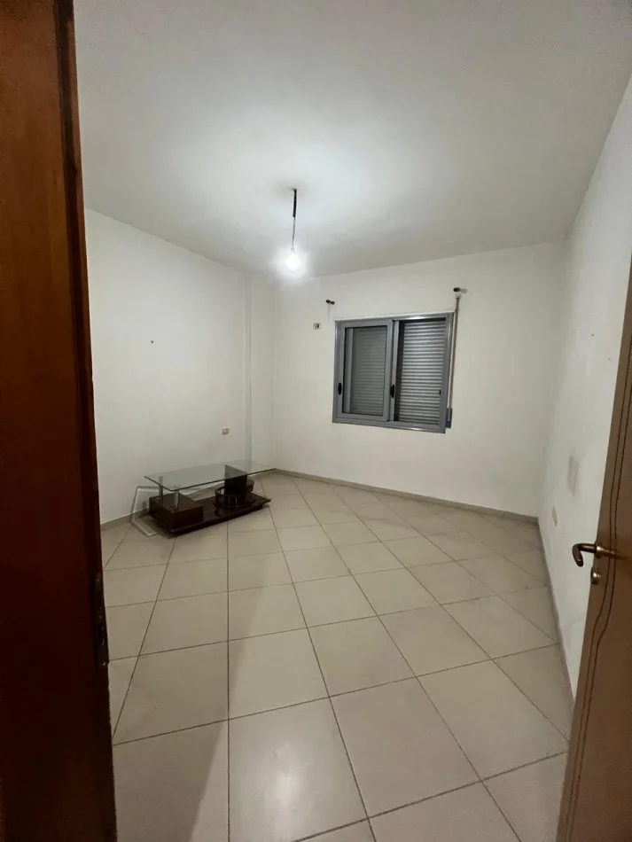 Vlore, jepet me qera apartament 2+1+Ballkon Kati 4, 110 m² 250 € (Transballkanike) rv45364