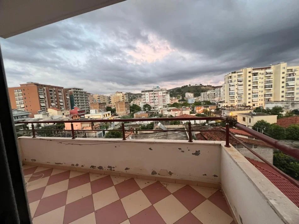 Vlore, jepet me qera apartament 2+1+Ballkon Kati 4, 110 m² 250 € (Transballkanike) rv45364