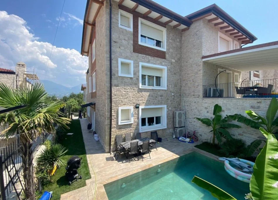 Tirane, jepet me qera Vile 3 Katshe , 462 m² 3.000 € (secret garden)