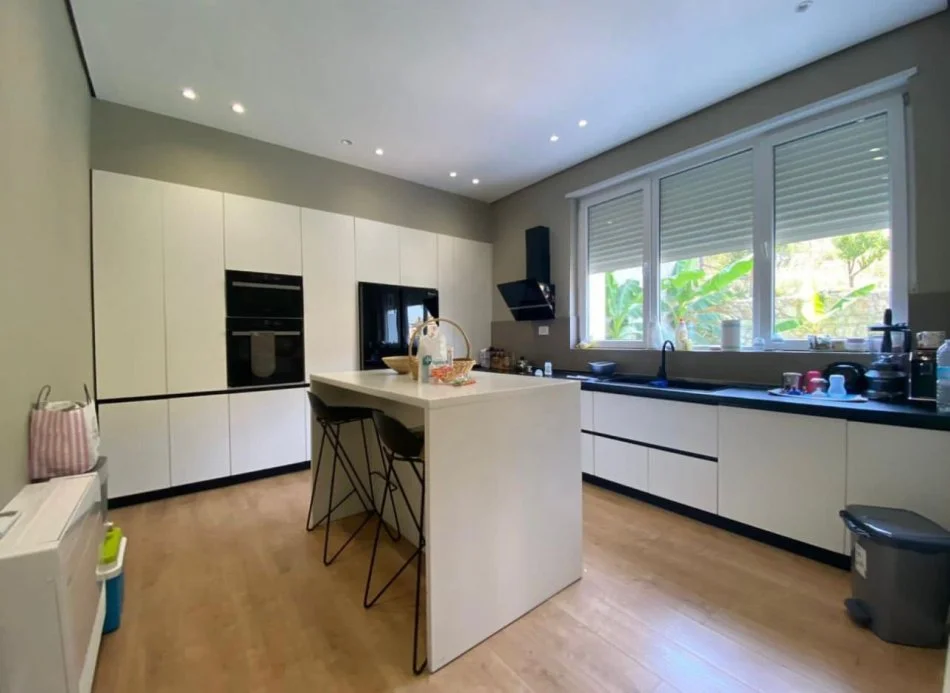 Tirane, jepet me qera Vile 3 Katshe , 462 m² 3.000 € (secret garden)