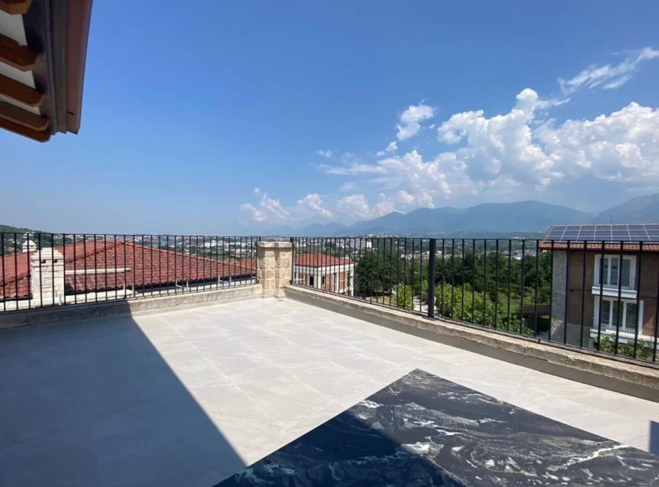 Tirane, jepet me qera Vile 3 Katshe , 462 m² 3.000 € (secret garden)