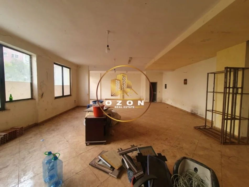 Shitet Hapësirë Biznesi Multifunksional Në Yzberisht!