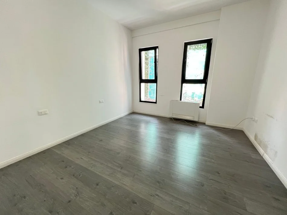 Tirane, jepet me qera zyre Kati 3, 133 m² 1.200 € (Rruga e Kavajes)