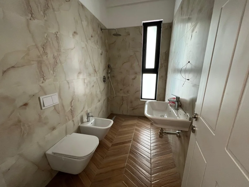 Tirane, jepet me qera zyre Kati 3, 133 m² 1.200 € (Rruga e Kavajes)