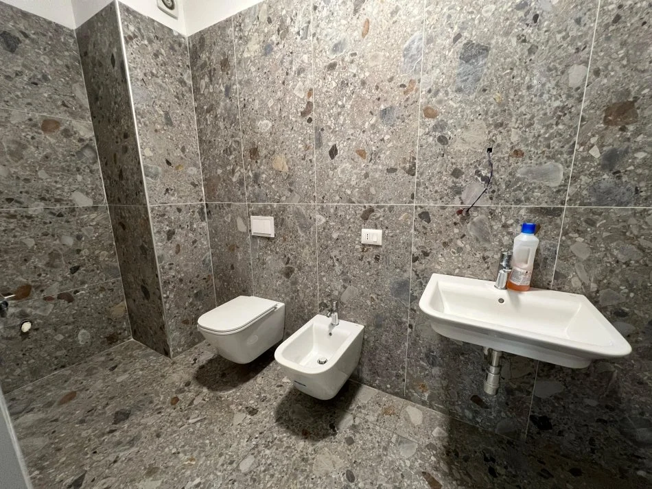 Tirane, jepet me qera zyre Kati 3, 133 m² 1.200 € (Rruga e Kavajes)