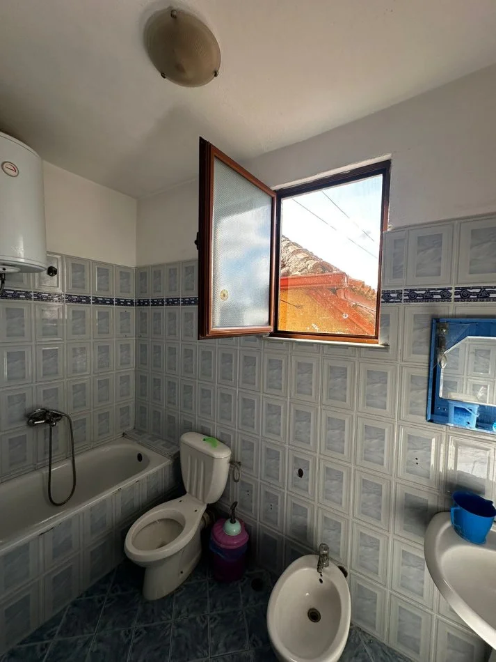 Tirane, jepet me qera apartament 1+1+Ballkon Kati 2, 40 m² 450 € (pallati sportit asllan rusi)