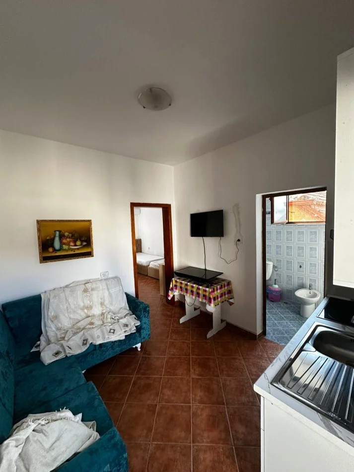 Tirane, jepet me qera apartament 1+1+Ballkon Kati 2, 40 m² 450 € (pallati sportit asllan rusi)