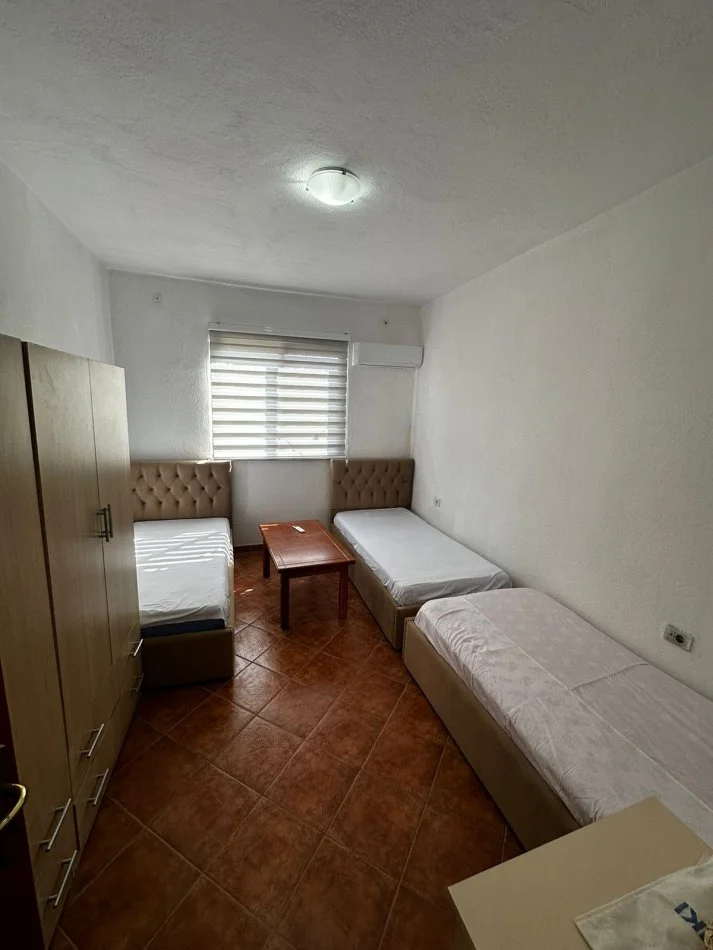 Tirane, jepet me qera apartament 1+1+Ballkon Kati 2, 40 m² 450 € (pallati sportit asllan rusi)