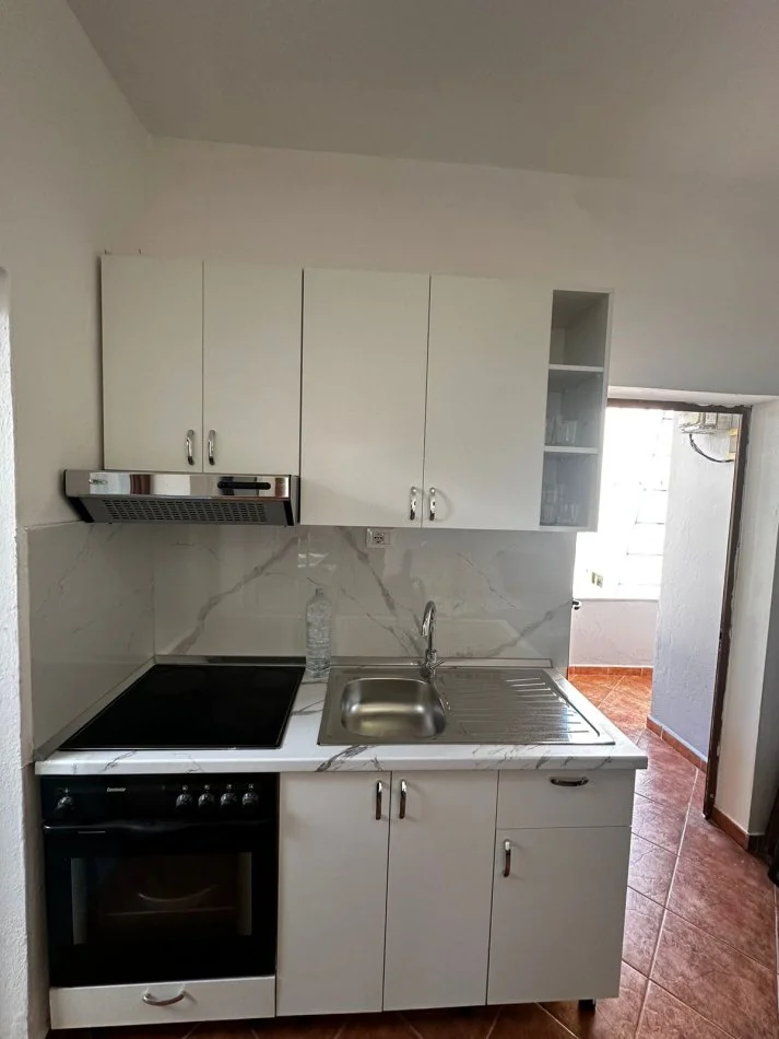 Tirane, jepet me qera apartament 1+1+Ballkon Kati 2, 40 m² 450 € (pallati sportit asllan rusi)