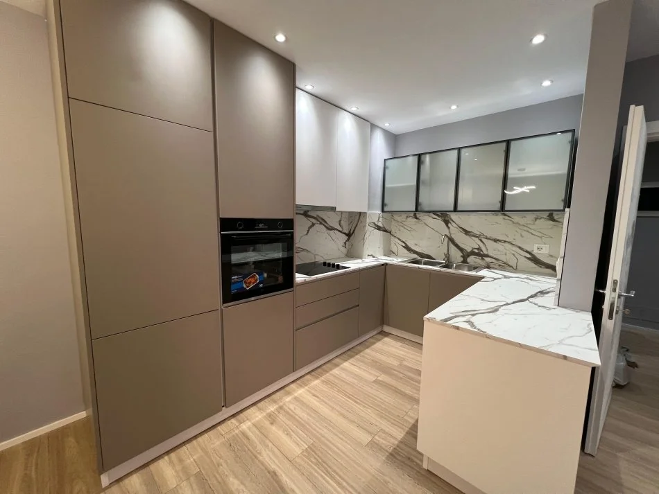 Tirane, jepet me qera apartament 2+1+Ballkon Kati 3, 100 m² 700 € (Spitali Amerikan 3)