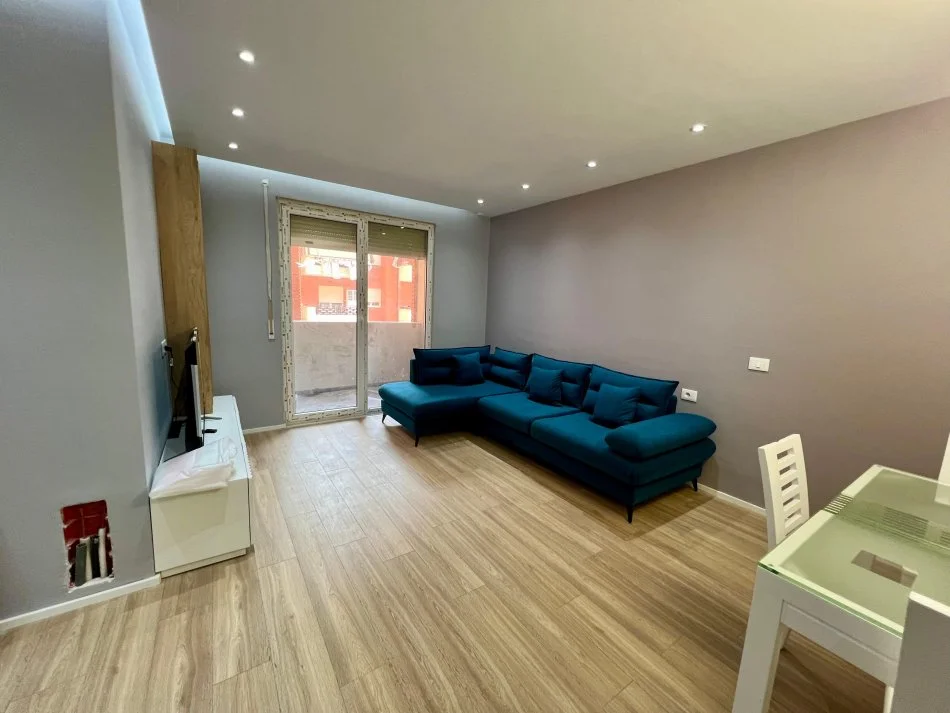 Tirane, jepet me qera apartament 2+1+Ballkon Kati 3, 100 m² 700 € (Spitali Amerikan 3)