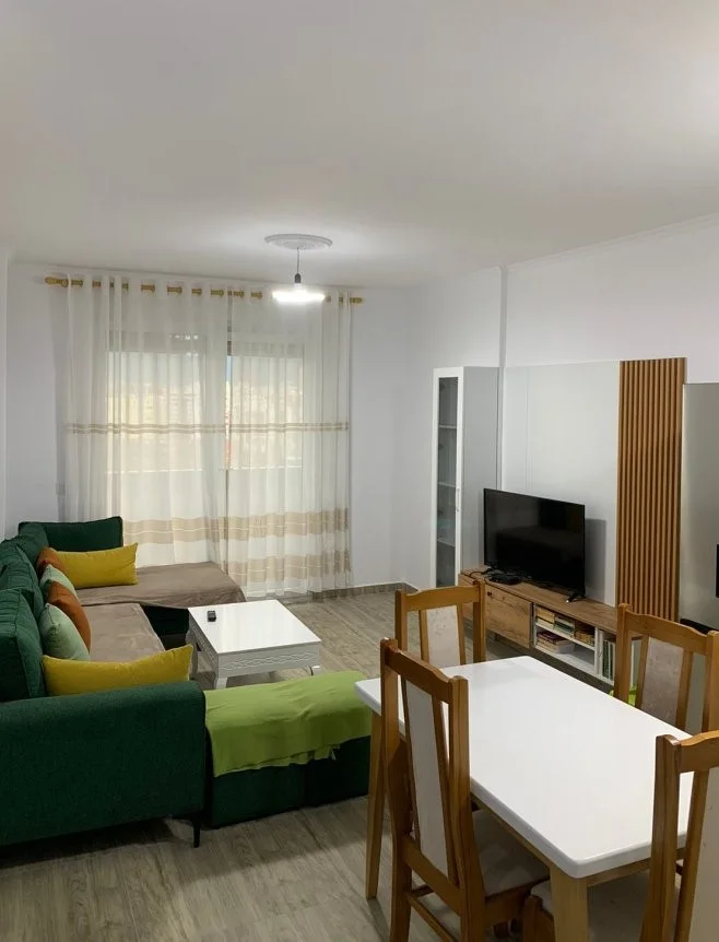 Tirane, jepet me qera apartament 1+1+Ballkon Kati 5, 70 m² 550 € (Rruga e Kavajes)