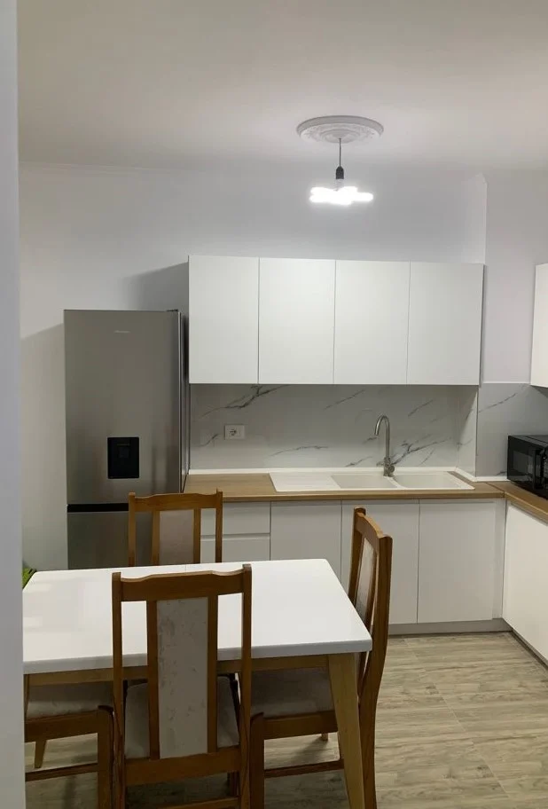 Tirane, jepet me qera apartament 1+1+Ballkon Kati 5, 70 m² 550 € (Rruga e Kavajes)
