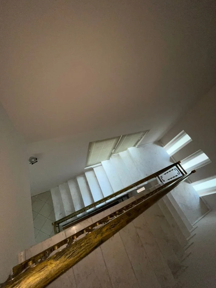 Tirane, jepet me qera Vile 5+1+Aneks+Ballkon Kati 1, 711 m² 2.000 € (Selite)