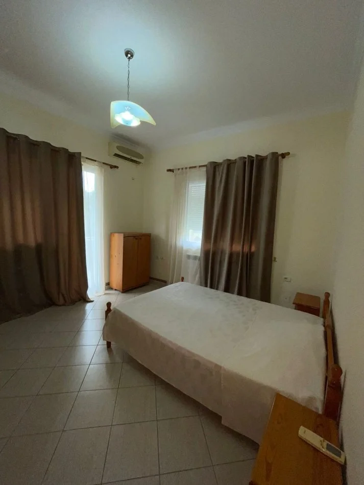 Tirane, jepet me qera Vile 5+1+Aneks+Ballkon Kati 1, 711 m² 2.000 € (Selite)